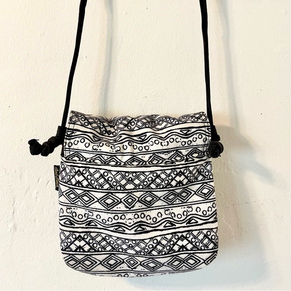 Laurel Burch Cats Fold Over Canvas Crossbody Bag Purse, Black & White - Picture 2 of 11